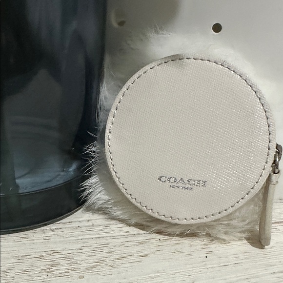 Fluffy White Cat Face Coin Accessory - Picture 4 of 7